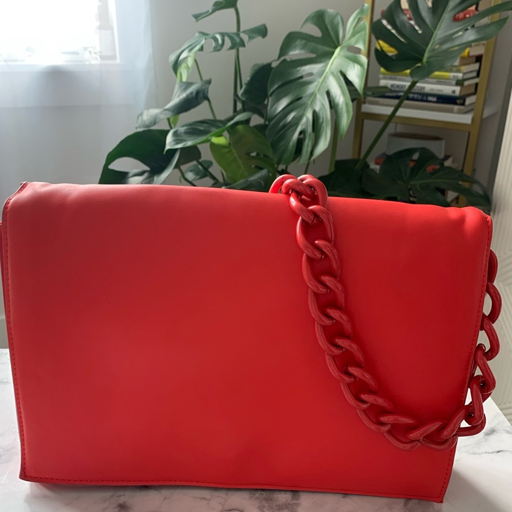 ❗️Red clutch style bag with a beautiful chain by Forever 21❗️